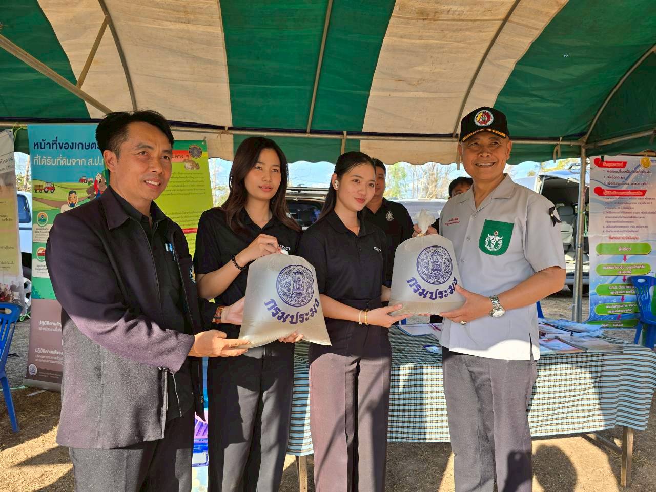 title -  เข้าร่วมพิธีเปิดและออกหน่วยบริการโครงการปกป้องและเชิดชูสถาบันพระมหากษัตริย์และหน่วยบำบัดทุกข์ บำรุงสุข สร้างรอยยิ้มให้ประชาชนจังหวัดบึงกาฬ 